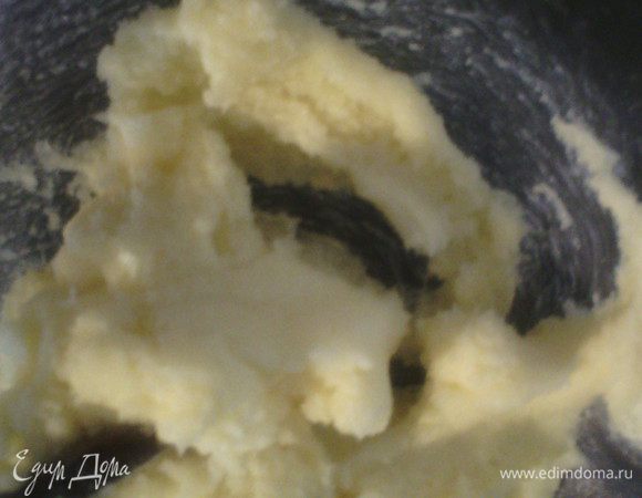 В другой посуде смешать сливочное масло с сахаром  до бела, по одному добавить яйца и взбивать миксером. 