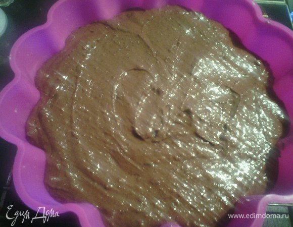 Постепенно добавить сухие ингредиенты в яично масляную массу, чередуя с молоком. Все хорошо взбить. Выложить в форму, (у меня силиконовая, если у вас нету, смажьте любую другую растительным маслом), выпекать в заранее разогретой духовке 180*  1час. 
