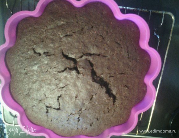 Вынуть из духовки, дать постоять 15 минут, вынуть из формы и поставить на решетку, дать немного остыть. Делаем глазурь. 