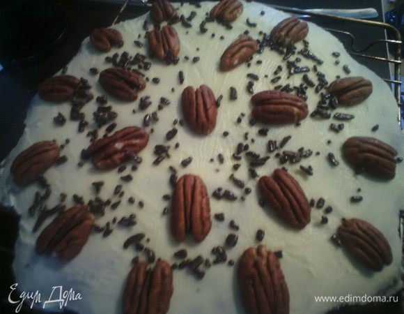 В ёмкость кладем поломанный шоколад и масло, ставим на паровую баню, пока не растворится, перемешать. Покрыть кекс, украсить по желанию, я украсила грецкими орехами. 