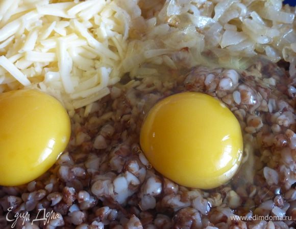 Лук порезать (не очень мелко ) и обжарить на сливочном масле . Сыр (твердый) потереть на терке. Смешать вареную гречку , лук , сыр. Вбить яйца , посолить и поперчить.