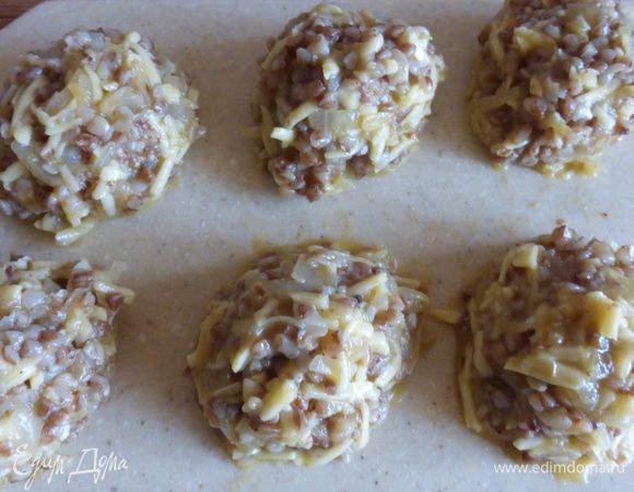 Из фарша сформировать котлеты, обвалять их в муке .
Делать это надо осторожно, иначе котлеты могут развалиться. Как оказалось  - это самая сложная часть в процессе приготовления котлет. Несмотря на наличие яиц, котлеты буквально рассыпаются в руках .Поэтому я делала так :взяла полиэтиленовый пакетик , насыпала не него муку и аккуратно, с помощью лопатки, переносила котлетные шарики на пакет с мукой. Приподняв пакет за края, как бы обсыпала шарики мукой без помощи рук .Затем той же лопаткой   приподнимала обваленные в муке шарики , формировала котлетки и быстро клала их на сковороду.