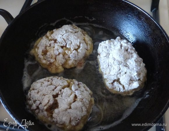 Обжарить котлеты на среднем огне до золотистой корочки. Жарятся котлеты легко. Как только они попадают на раскаленную сковороду, то " схватываются", принимают нужную форму и легко переворачиваются.