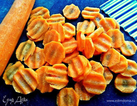 Сварить бульон заранее из части куриной тушки с луковицей и приправами. Перед обедом останется только заправить,например,таким вариантом. Морковь делим на кружочки фигурным ножом.