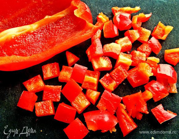 Перец чистим и делим на кубики.