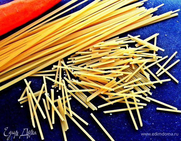 Вермишель часто разваривается, поэтому не заморачиваемся и поломаем спагетти из твёрдых сортов пшеницы на кусочки.