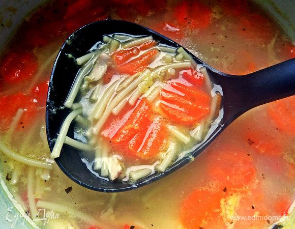 Проварим в бульоне морковь и поломанные спагетти,позже добавим болгарский перец.