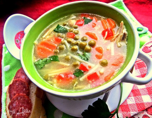 Лучше брать горошек замороженный и бросить, не размораживая, в суп. Я положила в самом конце консервированный, он придал нежности и яркость супчику! Солим, перчим как нравится!