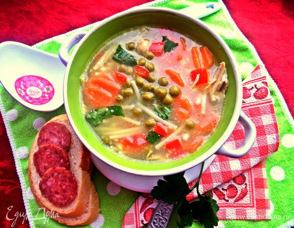 Очень вкусный, лёгкий супчик. В жару приемлемо есть не сильно горячий. Прямо в тарелку покрошить зелень, например, петрушку.