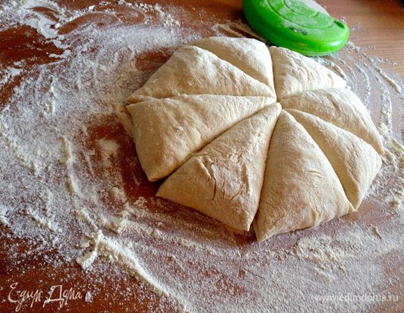 Выложить тесто на густо присыпанную мукой рабочую поверхность, разделить на 8 частей.