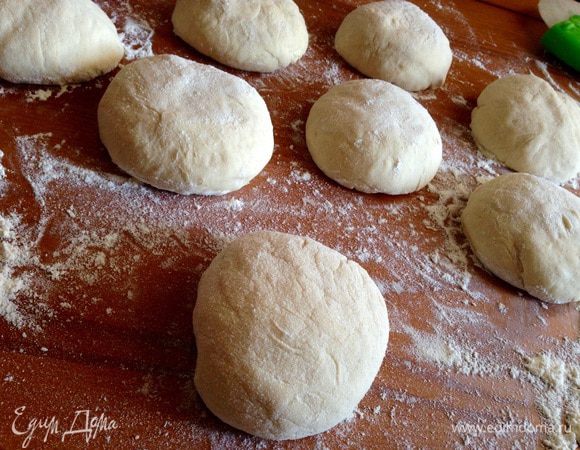 Сформировать булочки, уложить их на противень застеленный пергаментом и оставить на 30 минут в тепле.