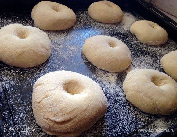 Сделать пальцем углубление в центре каждой булки и выпекать 15-20 минут при температуре 200 градусов.