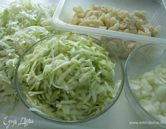 Макароны отварить. Капусту нашинковать. Кабачок натереть на крупной терке, отжать. Репчатый лук нарезать мелким кубиком.