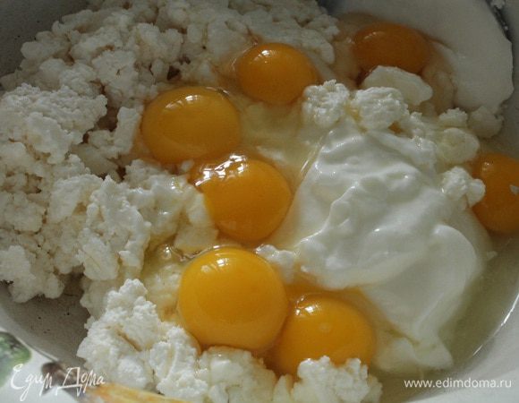 Смешать творог, яйца и маленькую упаковку греческого йогурта.