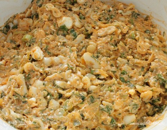 Добавить яичную смесь к овощам и макаронам, посолить и поперчить по вкусу.