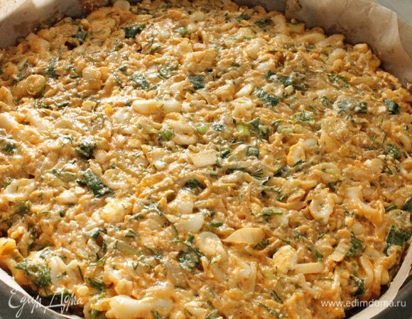 Форму для запекания выстелить пергаментом,,смазать маргарином и посыпать сухарями или манной крупой. Равномерно распределить приготовленную смесь.