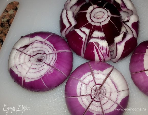 Лук чистим и надрезаем, но не до конца на 8 частей. Донышко тоже сильно не срезаем, чтобы лепестки не развалились.