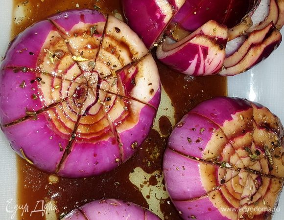 Выкладываем лук в форму для запекания на расстоянии друг от друга и поливаем соусом.