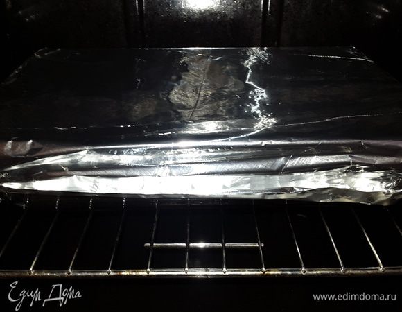 Накрываем фольгой и отправляем в духовку, включаем её на 220С и запекаем 25 минут.