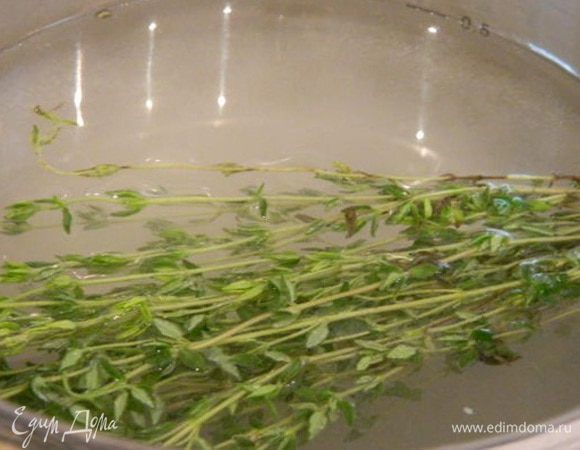 Положить тимьян в кастрюлю и залить стаканом питьевой воды, добавить сахар. Довести до кипения. Тимьян вытащить. Сироп остудить и процедить.