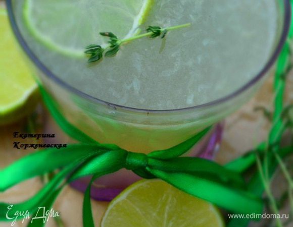 Из лайма выдавить сок, по желанию процедить. Смешать сок лайма и сироп. Налить в стакан на половину и долить минеральной водой до краев (можно варьировать ингредиенты по своему вкусу, больше или меньше сока лайма и сахара). Все зависит от вашего вкуса!