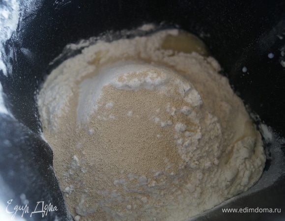 Сначала нужно замесить тесто. Я часто мешу в ХП поэтому задача для меня упрощается, я просто наливаю в чашу ХП молоко, растительное масло кладу сахар, соль, муку и дрожжи и ставлю на режим тесто. Через 1,5 часа у меня получается мягкое, воздушное и очень нежное тесто.
Если же ХП нет, то легко можно замесить тесто самим. Для этого в молоко льем масло. В другой чаше муку смешиваем с сахаром, солью, дрожжами. В молоко небольшими порциями вводим сухие ингредиенты и замешиваем тесто. Формируем его в шар и накрываем чистым сухим полотенцем, ставим в теплое место для подхода на 1,5 часа.
