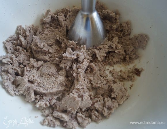 Пока готовится тесто нужно заняться начинкой. Для этого фасоль превратим в пюре при помощи блендера.