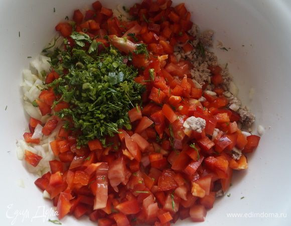 К фасолевому пюре добавить лук, чеснок, перец и помидор. Добавить мелко рубленную зелень, томатную пасту, паприку, посолить. Все перемешать.