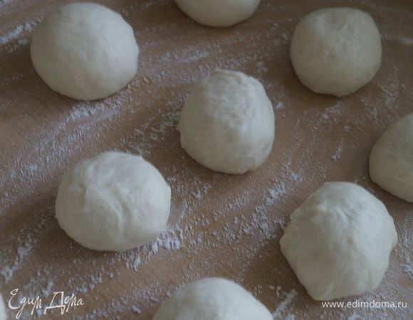 Подошедшее тесто разделить на несколько частей, размером с шарик для пинг-понга. Скатать в ровные шарики, накрыть пищевой пленкой чтобы они не заветрили.