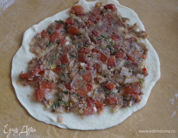 Взять 1 шарик и раскатать его в достаточно тонкую лепешку, выложить на него начинку, на 1 лепешку уходит примерно 1 ст. л. с горкой начинки. Выложить лепешку на противень и запечь в разогретой до 200 градусов духовке 7-8 минут.