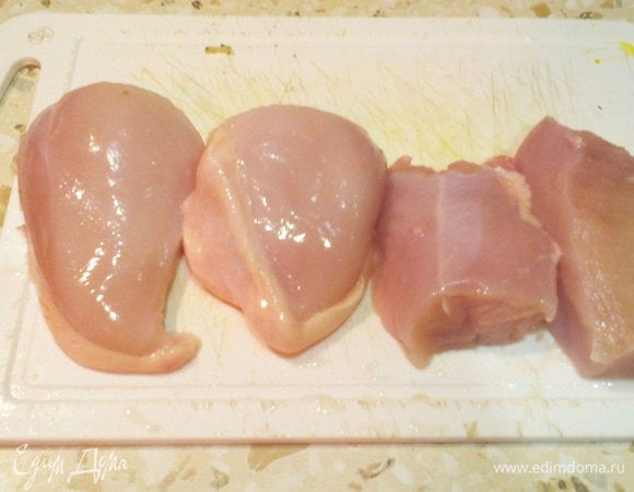 Размораживаем куриную грудку и нарезаем на не толстые кусочки (около 1.5 см в поперечном срезе - в толщину).