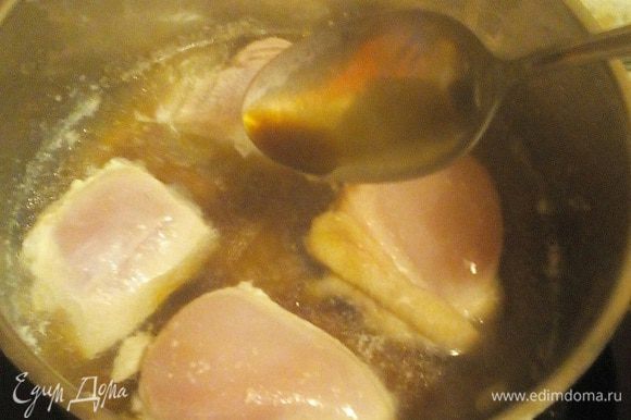 Наливаем соевый соус, кладём по желанию половину чайной ложки мёда (сочетание меда и соевого соуса отличное для курицы, попробуйте!).
