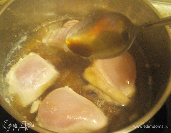 Наливаем соевый соус, кладём по желанию половину чайной ложки мёда (сочетание меда и соевого соуса отличное для курицы, попробуйте!).