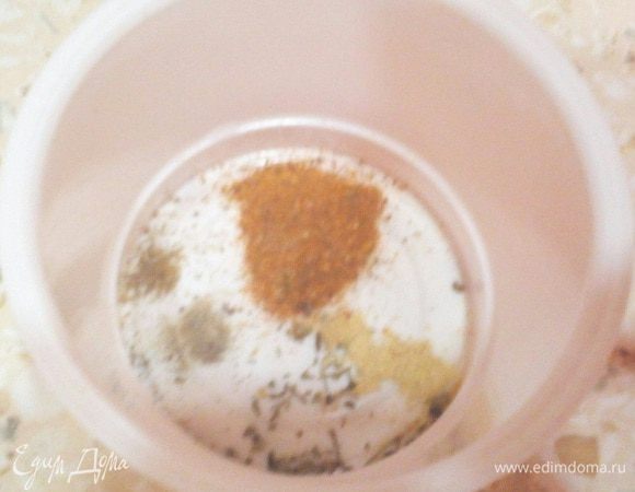 В миске смешиваем специи: имбирь молотый, чёрный молотый перец, базилик сушёный, я ещё добавила 1/4 ч. л. приправы для курицы натуральной из Болгарии. Перемешиваем.