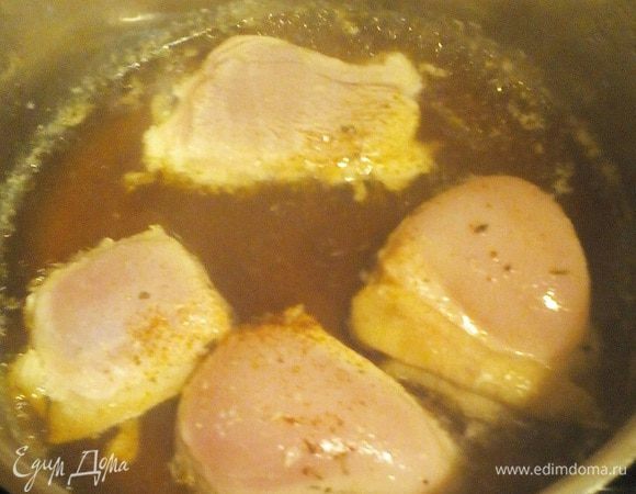 Высыпаем к крылышкам.