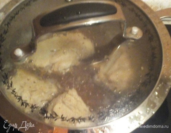 Тушим под закрытой крышкой около 30 минут (я на 5 из 9 уровней тушу). В процессе можно перевернуть кусочки грудки, чтобы равномерно приготовились, т.к. воды мало (так и нужно).