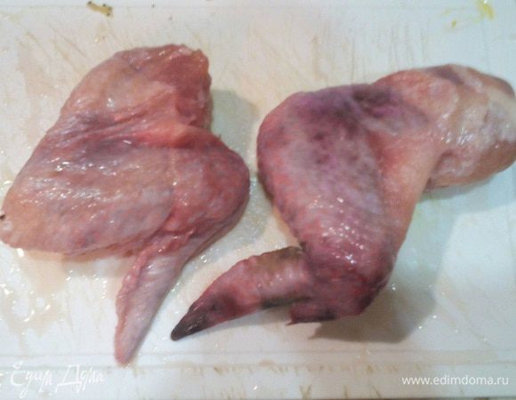 Мой оригинальный соус: размораживаем два крылышка, промываем. Начало немного удивляет, да? ;)
