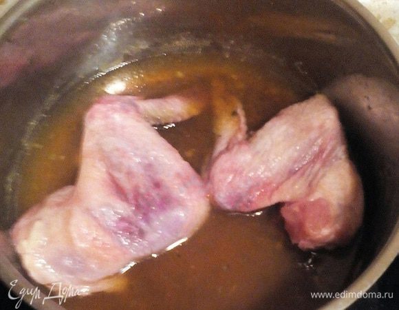 Кладём их в бульон от грудки.