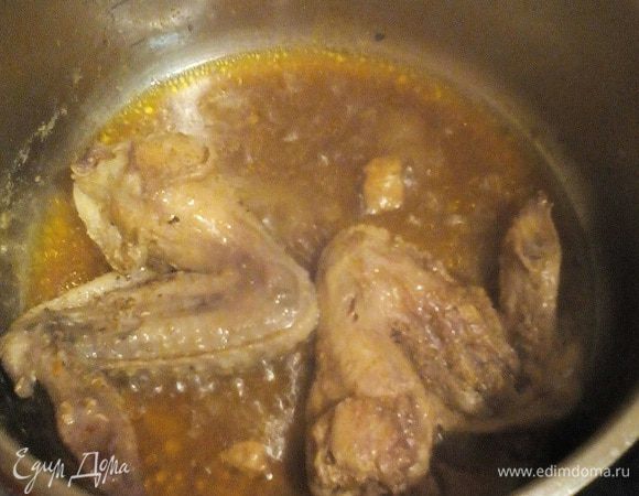 Тушим, переворачивая периодически. Когда крылышки почти готовы продолжаем готовить под открытой крышкой. Нам нужно, чтобы жидкость выкипала. Когда крылышки готовы, а бульона осталось около пол-стакана, выключаем.