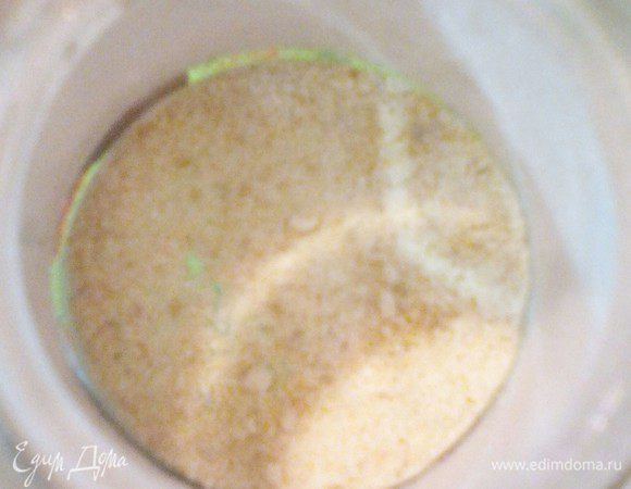 Вот он чесночный порошок... Мама приготовила его так: чеснок мелко порезать или подавить чесночницей, оставить просушиться и измельчить кофемолкой. Получается домашняя чесночная приправа (очень ароматная), не уступает покупной!