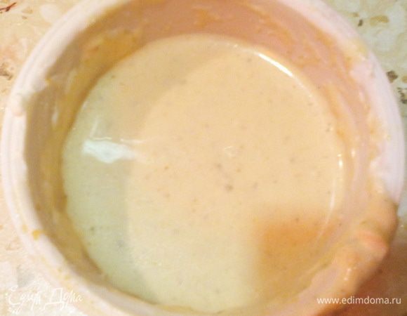 Бульон, если он у вас еще не "оттаял" после холодильника, подогреть в микроволновке, смешать со сметаной. Теперь, я думаю, вы поняли, зачем мы варили крылышки: в их косточках естественный желатин, который при варке, выделяется в бульон, и затем густеет. Думаю, можно сразу сварить вместе крылышки с кусочками грудки, если у кого получится, пишите!

Вот и не нужны никакие искусственные приправы "Цезарь"! Мы сделали домашнюю - пикантный соус со специями!