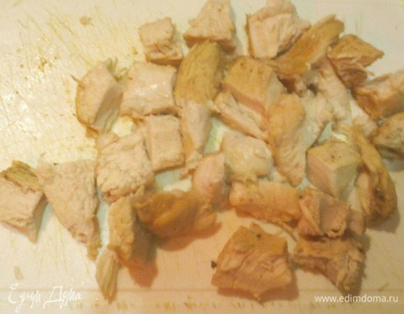 Режем кусочки грудки на кубики примерно 1.5-2 см стороной или как вам нравится. Укладываем на листья салата.