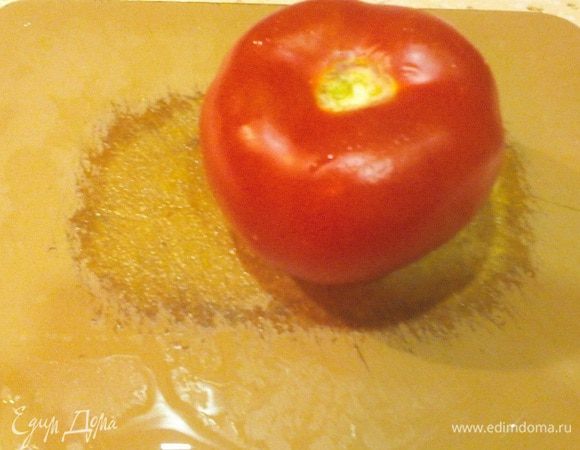 Режем помидор (если берёте черри, то на половинки). У меня ушла половина вот такого большого овоща :)