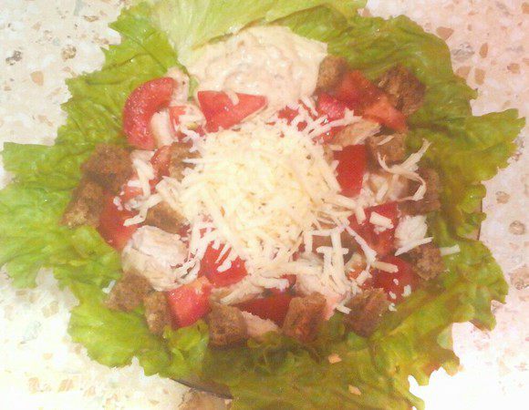 Достаём из холодильника уже густой соус, выкладываем на зелёный салат или непосредственно на весь салат.