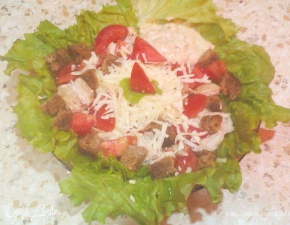 Украшаем и фантазируем... 
Парусник из помидорки. И та-дам - "Цезарь" готов!