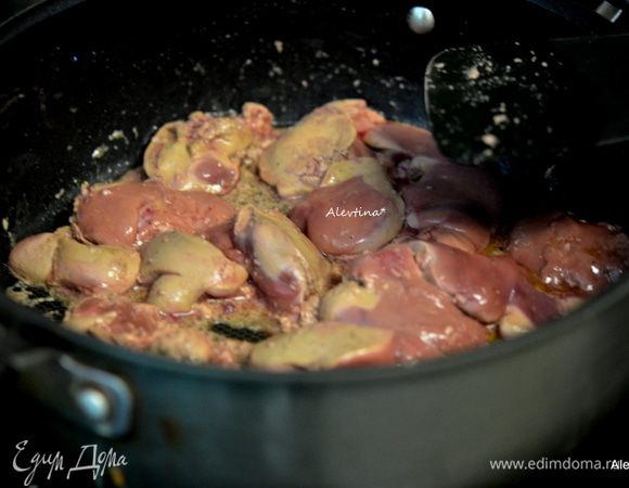 Разогреть хорошо сковроду. На растительном жире обжарить промытую куриную печень несколько минут. Посолить и поперчить по вкусу. Снять с огня и переложить на тарелку. По рецепту идет обжарка печени по 1 минуте сторона. Я делаю чуть дольше.