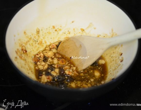 Приготовим заправку. Можно все прокрутить в блендере или  как вам нравиться оставить кусочками.