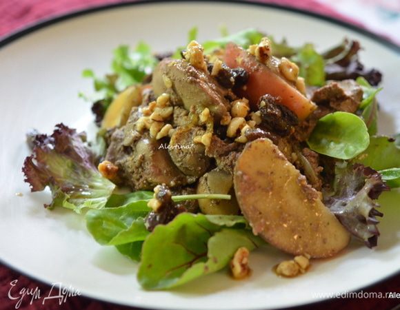 Выкладываем готовую печень и яблоки с луком поверх салатных листьев. Поливаем заправкой. Худеем вкусно. Салат содержит всего 635 калорий, как указано в оригинале рецепта.
