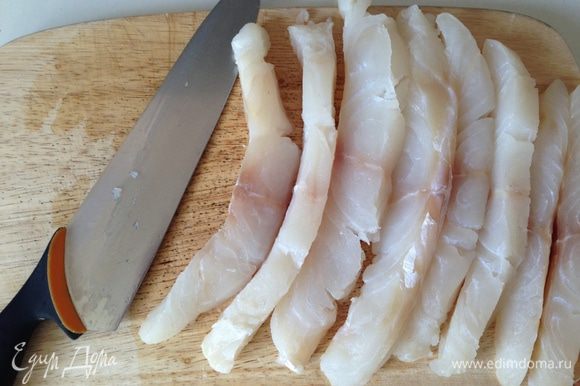 Рыбу нарезать кусочками шириной 1 см. Приправить солью и перцем.