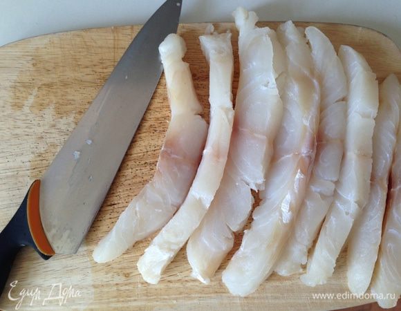 Рыбу нарезать кусочками шириной 1 см. Приправить солью и перцем.